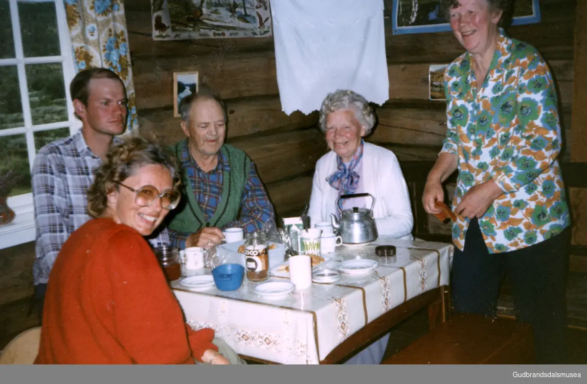 Frå Hågåsetra på Vangen.  
F.v.: Odin Hagen (f. 1956), Ellen Aurstad (f. Nygård), Arnfinn Aurstad (f. 1914), Guro Aurstad (f. Geibakken 1915), Tea Hagen (f. Geilbakken 1925)