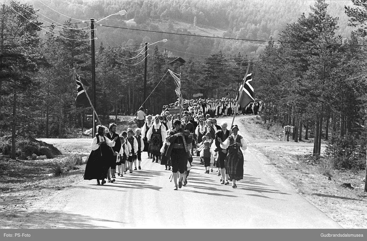 Bunadstoget ved opninga av årsmøtet og landsstemna til Noregs Ungdomslag i Bismo 1982