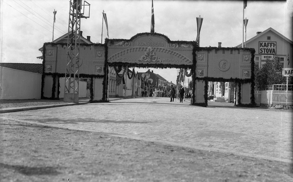 Kongsbergs 300-års jubileum. Jubileumsportalen i Storgaten