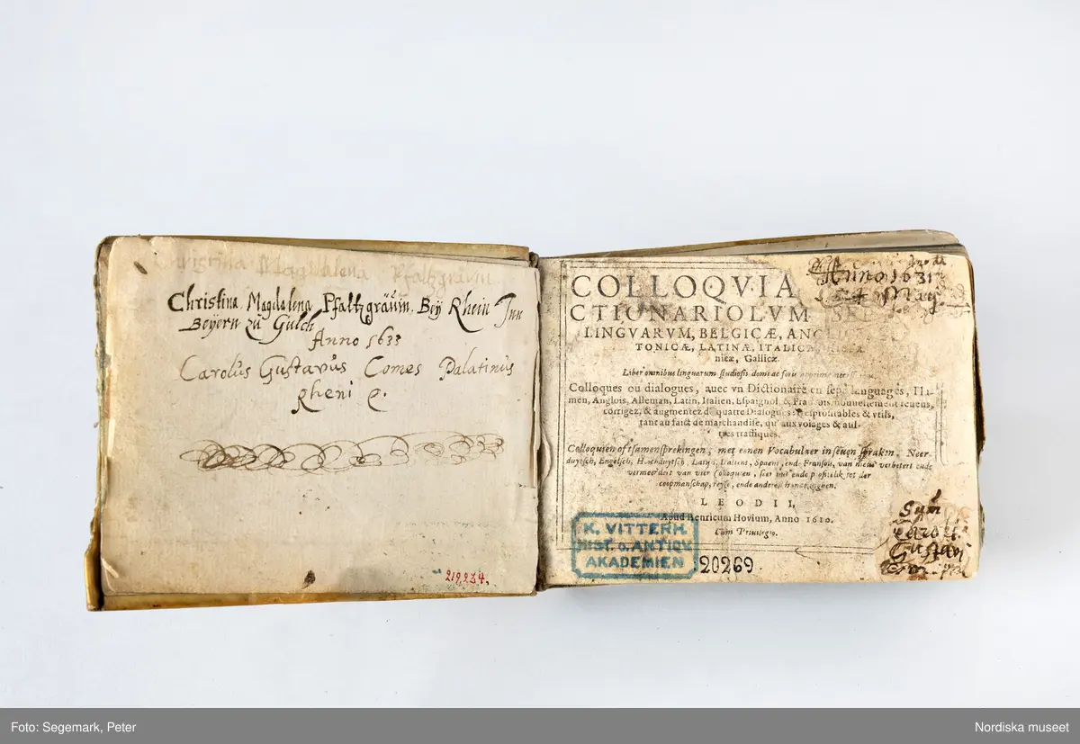 Bok med titeln: 
"Colloquia et dictionariolum septem linguarum, belgicae, anglicae, tevtonicae, latinae, italicae, hispanicae, gallicae."
sammanställd av Noël de Berlaimont. Tryckt 1610 av Henricus Hovius, Liege.
Innehåller både översatta ord och fraser, samt med uttalsinstruktioner och grammatiska noteringar.
Innehåller också några anteckningar av Karl X Gustav och hans syster Kristina Magdalena som barn.
/Leif Wallin 2022-10-13