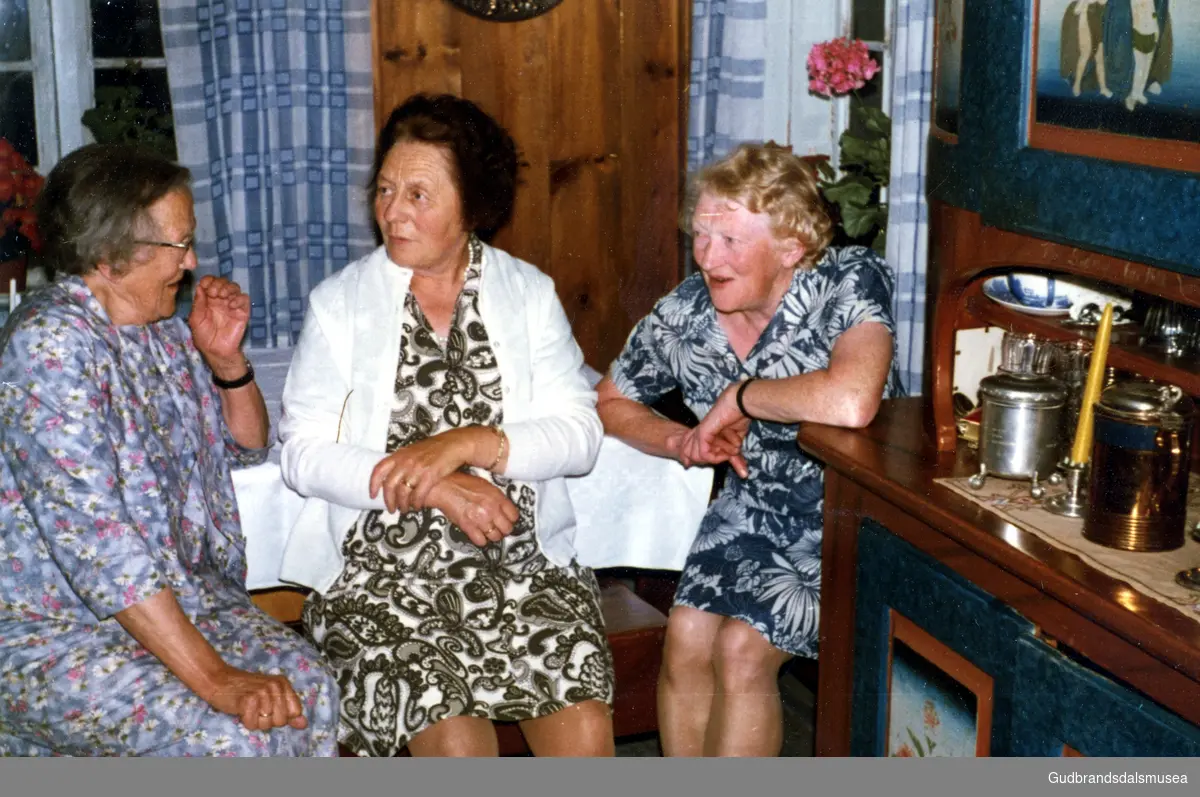 På Lindsheim 1974.
F.v.: Ragna Roen (f. Tuva 1893). Marit Wiker (f. Lindsheim 1908) og Anne Harsheim (f. Åboen 1908)