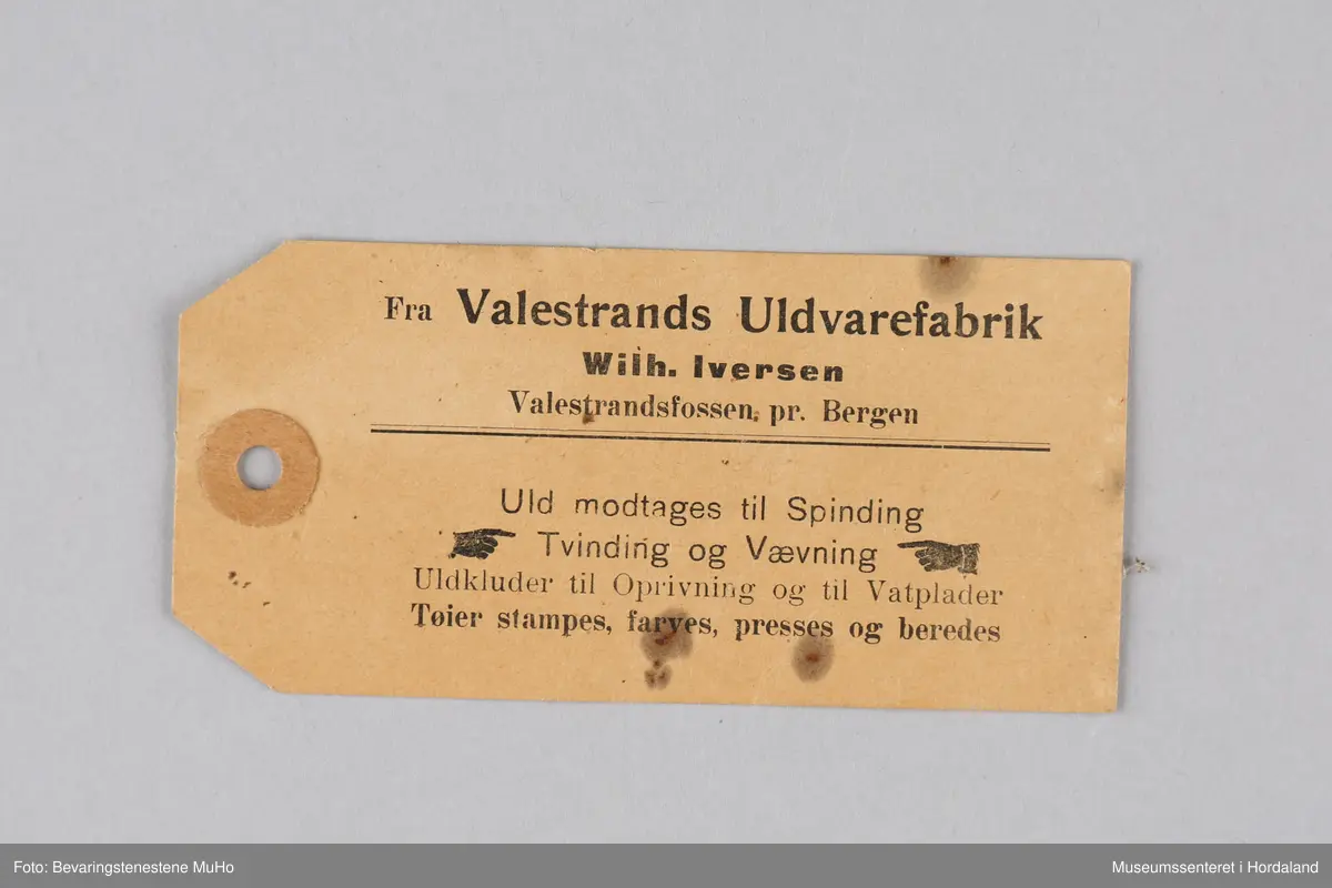 Blåmalt kiste av tre med svakt buet lokk. Innvendig er en leddik på venstre side. Kista har tilhørende nøkkel.