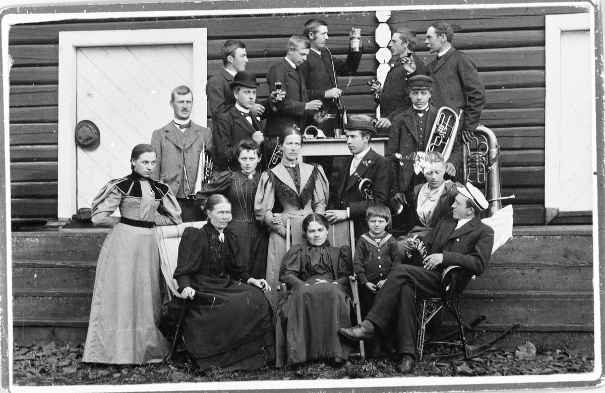 Bøverbru Musikkforening med flere ca. 1900-1905.
Tredje rad: Johs. Arnesen, Kristian Berg, ? Øye (fornavn ukjent), Aksel Prestesæter, Petter Prestesæter.
Andre rad: Arve Aasjordet, Olaf Prestesæter, Olga Berg, Augusta Stensli, Magnus Øfstaas, Hilda Øye, Helge Prestesæter.
Første rad: Magda Øfstaas, Berthe Marie Stenslie, Mathea Prestesæter, ukjent gutt, Johan Prestesæter.