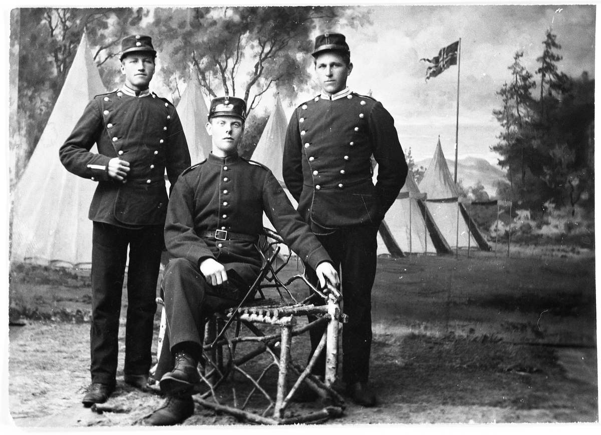 Tre soldater på Gardermoen 1907: Anders Nøkleby (som reiste til Amerika), Nils Aas, og Johan Berg.