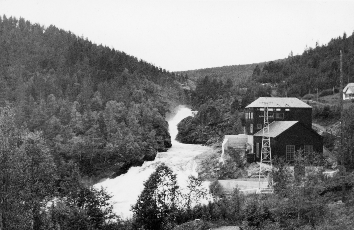 Hamar, Vang og Furnes kommunale kraftselskaps kraftstasjon ved Kamfossen i Vinstravassdraget i Nord-Fron kommune i Midt-Gudbrandsdalen. Bildet ble tatt i 1936. Dette anleggets historie fram til dette tidspunktet er skisser under fanen «Opplysninger».