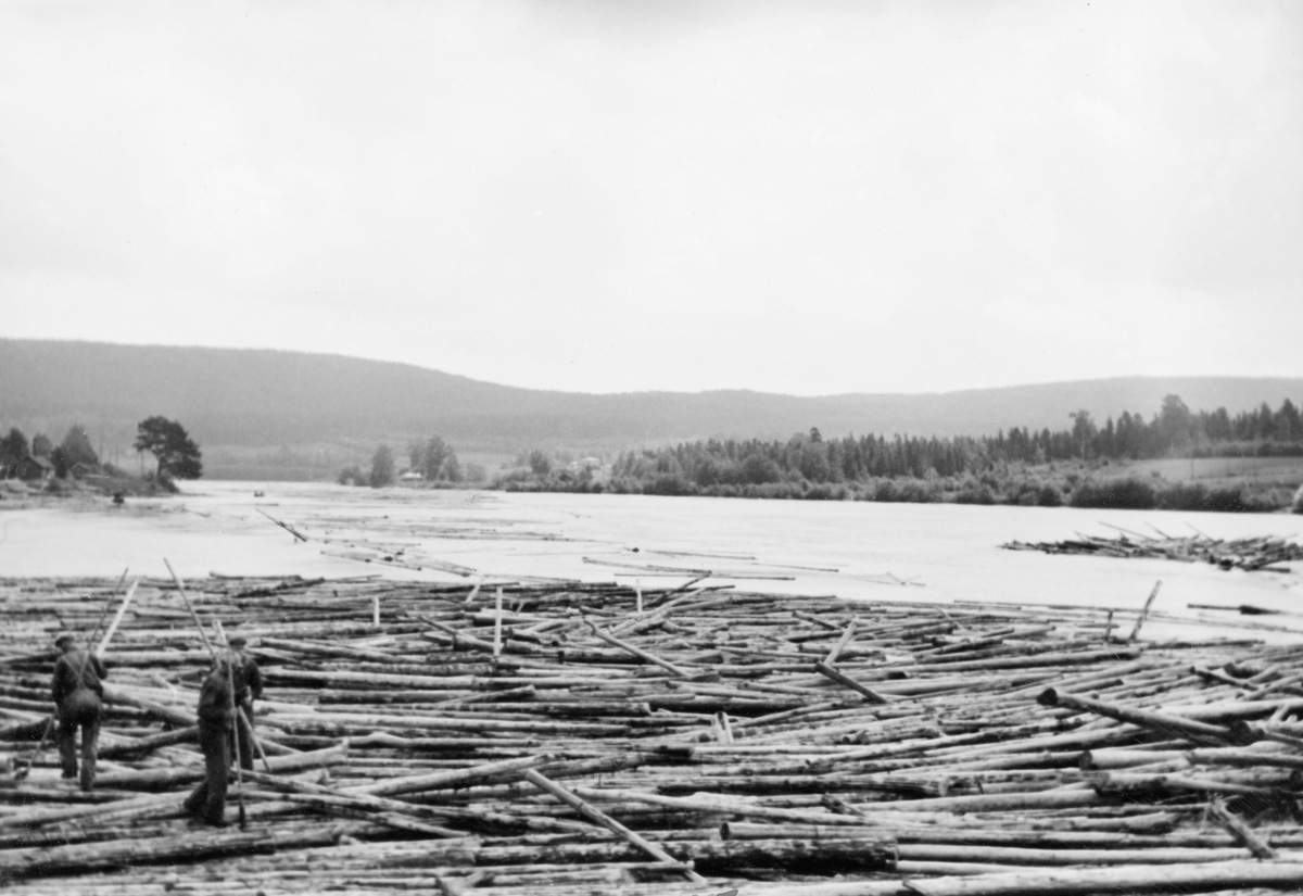 Tre fløtere i arbeid på en tømmerhaug som hadde oppstått i den øvre delen av Funnefossen i Nes kommune på Øvre Romerike i juni 1937. Denne fossen er bortimot 850 meter lang og har et fall på snaut 11 meter. Et par holmer deler fossen i to. Fløterne ville helst ha tømmeret i det nordre løpet – mot tresliperiet – noe det lå an til her, men det hadde likevel oppstått en haug som måtte arbeids ut før den vokste seg så stor at den blokkerte hele løpet. Bildet er tatt i motstrøms retning.