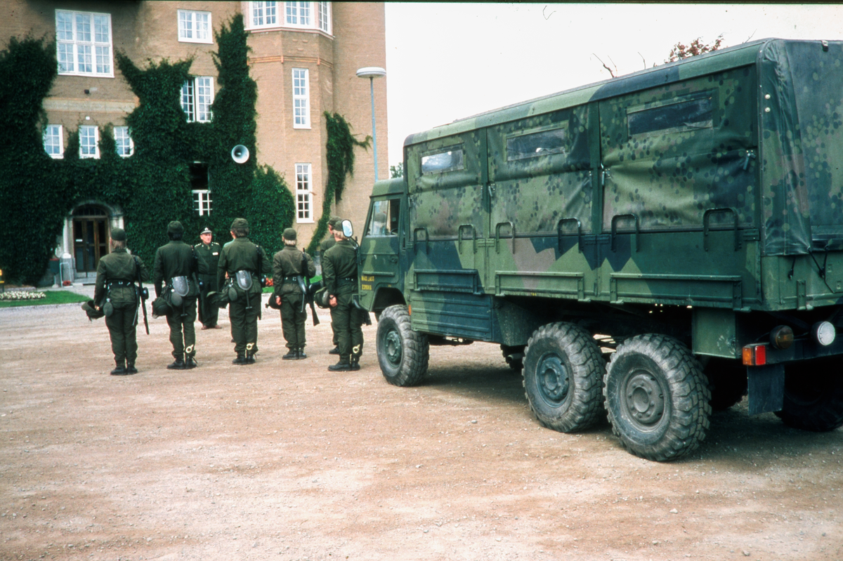 Militärövning på I 4 i Linköping.

Livgrenadjärregementet (I 4/Fo 41) var ett infanteriförband inom svenska armén som verkade i olika former åren 1928–1997. Förbandsledningen var förlagd i Linköpings garnison i Linköping. Försvarsområdesstaben vid Livgrenadjärregementet avvecklades den 31 december 1997 vilket i praktiken innebar att även regementet avvecklades.

Bilder från staden Linköping digitaliserade från diapositiv. Bilderna är från 1970-1990-talet.