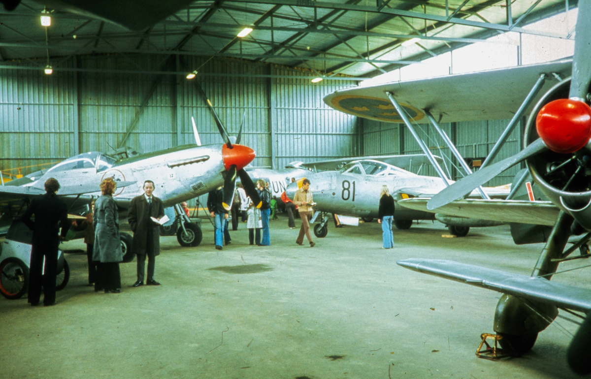 hangar-med-historiska-flygplan-bild-link-ping-digitaltmuseum