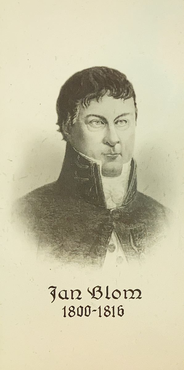 Montasje av sju portretter i glass og ramme.