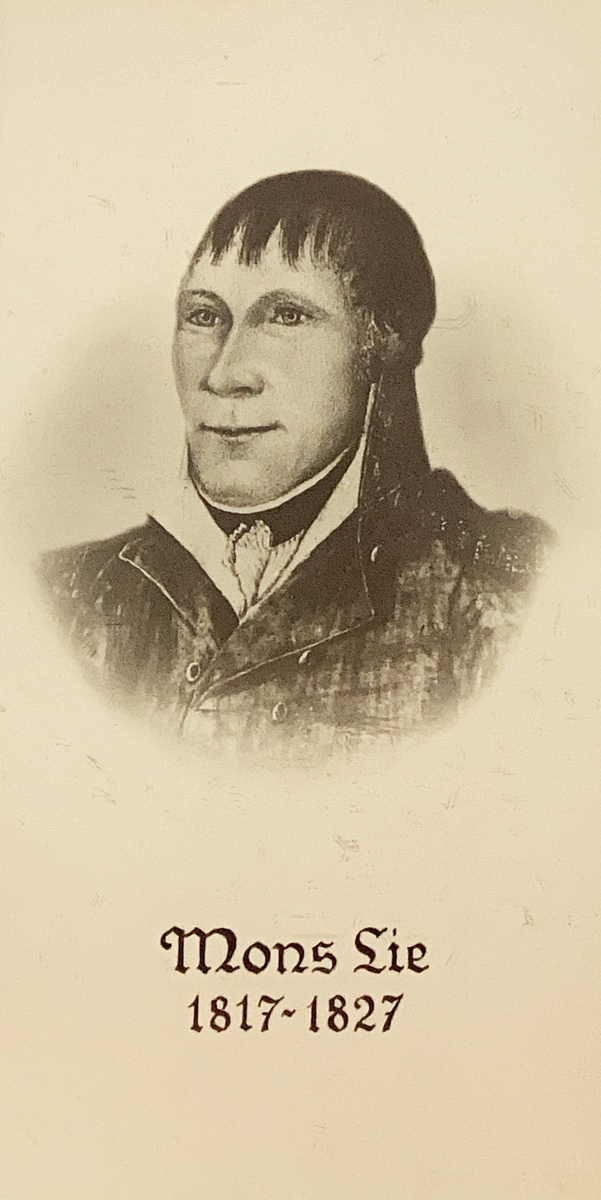 Montasje av sju portretter i glass og ramme.