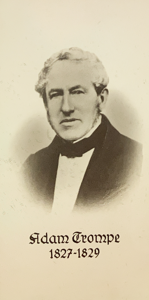 Montasje av sju portretter i glass og ramme.