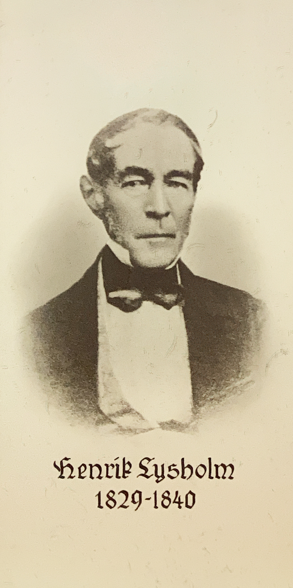 Montasje av sju portretter i glass og ramme.