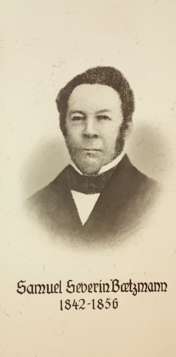 Montasje av sju portretter i glass og ramme.