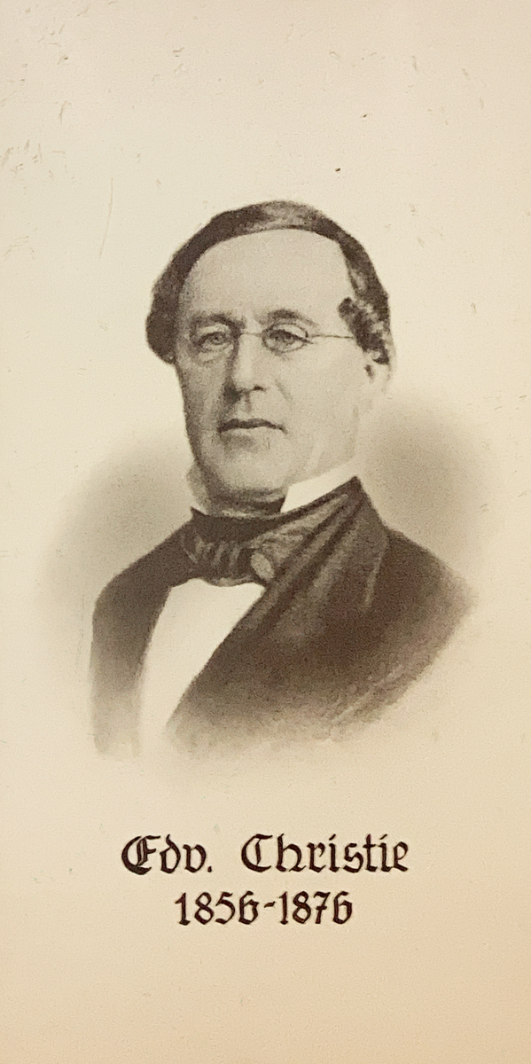 Montasje av sju portretter i glass og ramme.