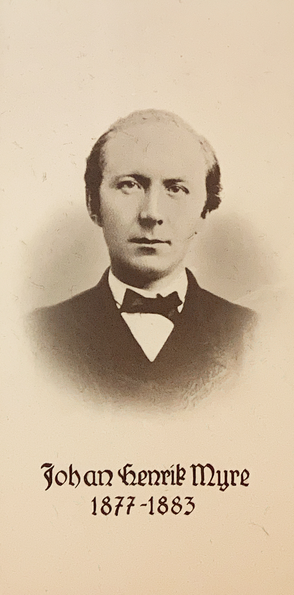 Montasje av sju portretter i glass og ramme.