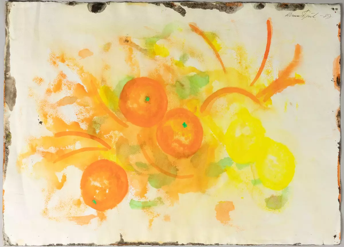 Dubbelsidig skiss till textil i gouache på akvarellpapper.
Framsida: Två beiga plattfiskar målade på brun bakgrund.
Baksida: Apelsiner och citroner på en gul, orange och grönmelerad bakgrund.