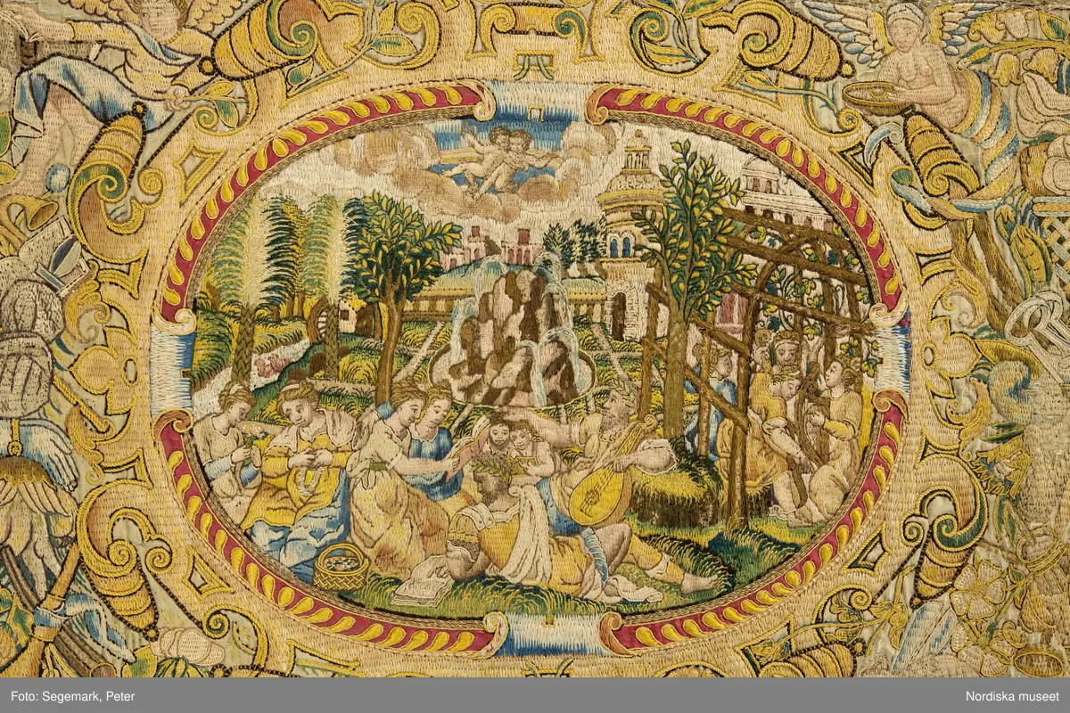 Broderi. schattérsöm med silke i färger på gråvitt siden.