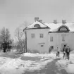 Verksamheten vid det år 1934 grundade Marieborgs folkhögskola har utvecklats från herrgårdsanläggningen som sedan 1760-talet står invid Bråvikens inre vatten i Norrköping. Den forna herrgården ger skolan prakt men även ett underhållsbehov med särskilt ansvar, i synnerhet efter att gården byggnadsminnesförklarades 1971. Kort före och oberoende av beslutet önskade skolans styrelse utreda kostnaden för en välbehövlig fasadrenovering. Här en bildserie från en första besiktning i mars 1971.