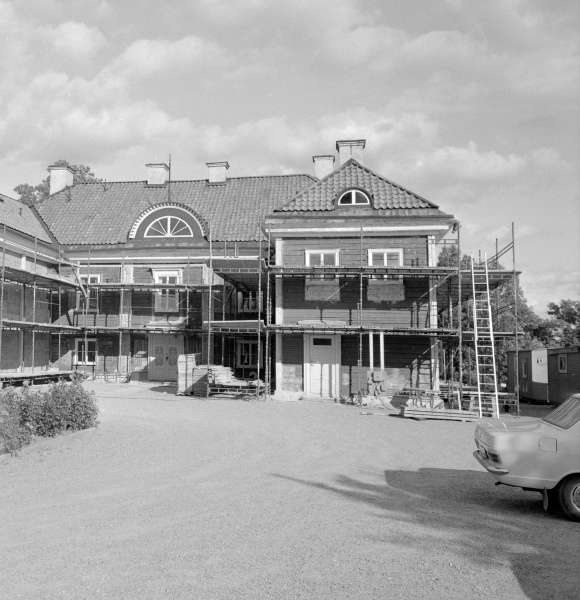 År 1973 genomfördes en omfattande fasadrenovering av herrgårdsanläggningen vid Marieborgs folkhögskola. Huvudbyggnaden med tillhörande flygel hade 1971 blivit byggnadsminnesförklarad och särkild kontroll av riks- och länsantikvarierna var påkallad. Varefter putsen knackades ned framkom husens tidiga byggnadshistoria. Överraskande fann man att timmerstommarna ursprungligen varit rödfärgade, och det var frestande att låta byggnaderna förbli i sitt tidigaste uttryck. Efter en akvarell kunde man emellertid fastslå att husen varit putsade redan år 1790, varför beslut slöts om ny puts.