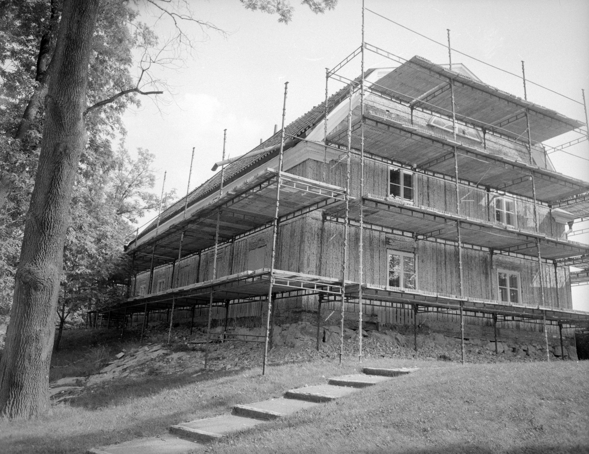 År 1973 genomfördes en omfattande fasadrenovering av herrgårdsanläggningen vid Marieborgs folkhögskola. Huvudbyggnaden med tillhörande flygel hade 1971 blivit byggnadsminnesförklarad och särkild kontroll av riks- och länsantikvarierna var påkallad. Varefter putsen knackades ned framkom husens tidiga byggnadshistoria. Överraskande fann man att timmerstommarna ursprungligen varit rödfärgade, och det var frestande att låta byggnaderna förbli i sitt tidigaste uttryck. Efter en akvarell kunde man emellertid fastslå att husen varit putsade redan år 1790, varför beslut slöts om ny puts.