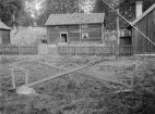 Forngården i Bjärka Säby omkring 1925. Under 1920-talet anlades Forngården eller Fornhemmet med ditflyttade byggnader från främst Sandgården och torpet Löten. Även allt bohag och redskap är från närmaste grannskapet. Initiativtagare och drivande av arbetet var godsägare Oscar Ekman. Sedan 1976 sköts och utvecklas museigården av Vists hembygdsförening.