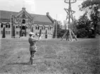 Midsommaren blåses in vid studentmöte hållet på godset Bjärka Säby år 1915.