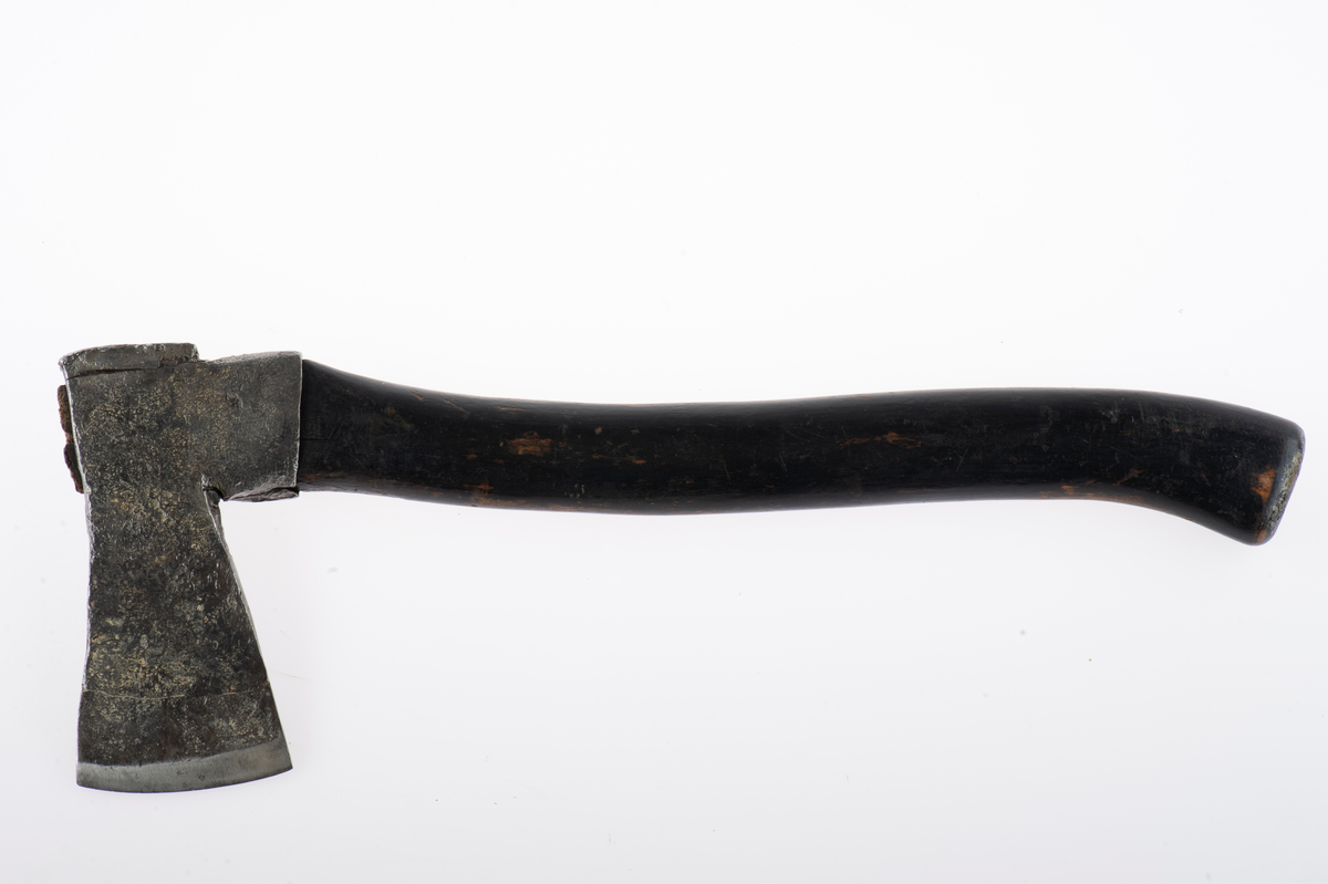 Med skyddskåpa av läder. Svart skaft.