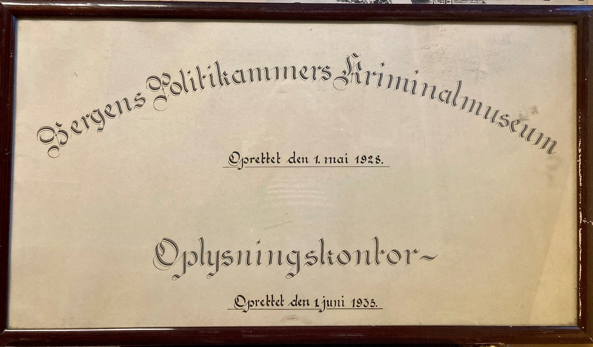 Innrammet håndskrevet papirplakat.
