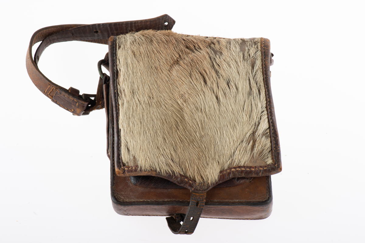 Jaktväska av skinn, fodrad med röd vaxduk.