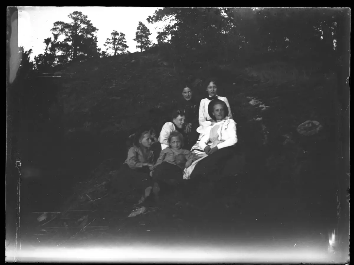 "Flickorna Karlson och Mattis på Klaraberg vid Vikdalen. Den 24 augusti 1899."