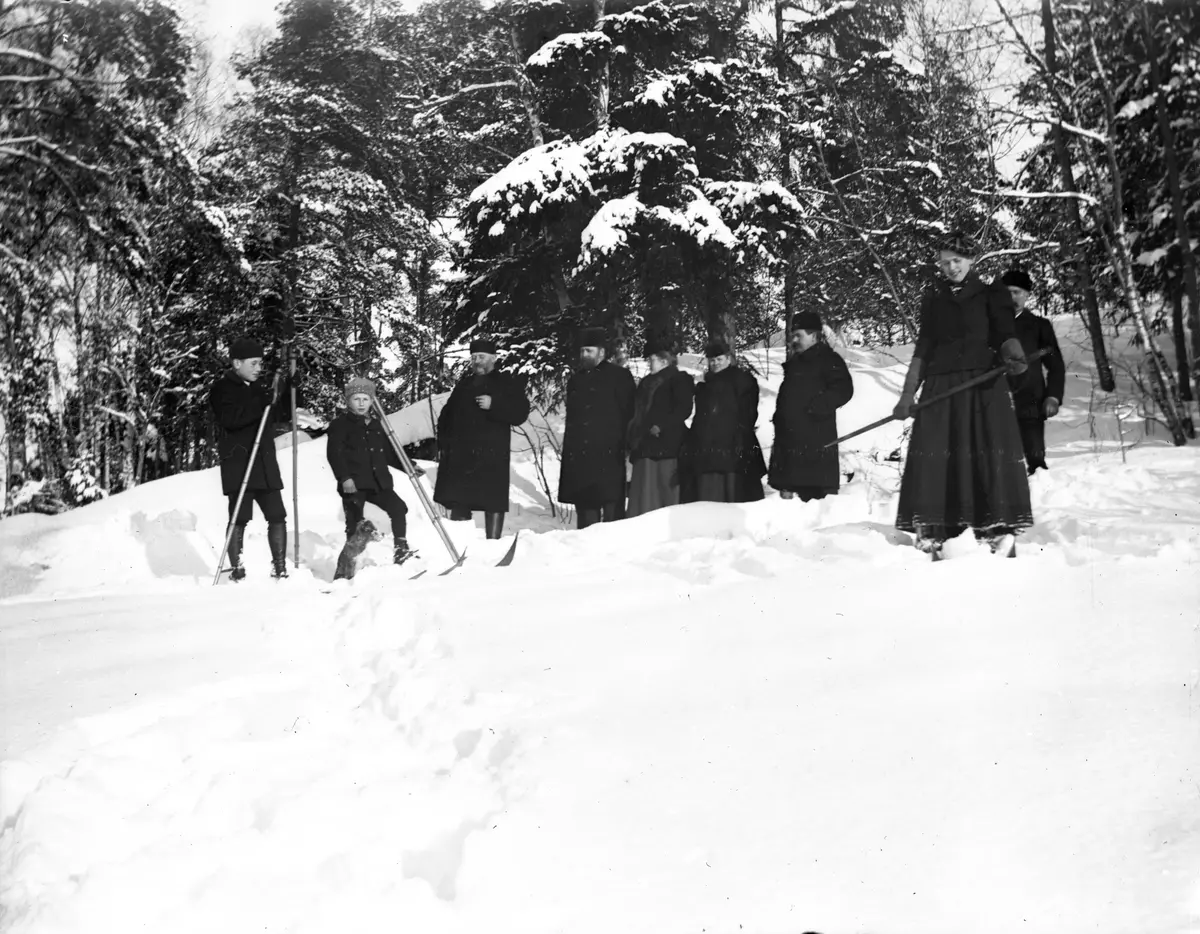 Vuxna och barn på skidutflykt nära Sätra äng i Danderyd år 1900.