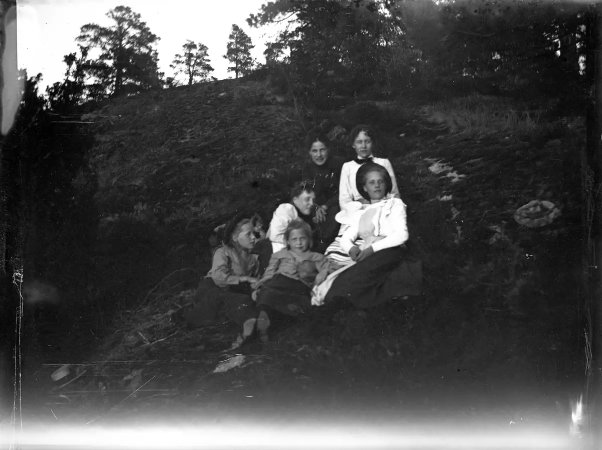 "Flickorna Karlson och Mattis på Klaraberg vid Vikdalen. Den 24 augusti 1899."