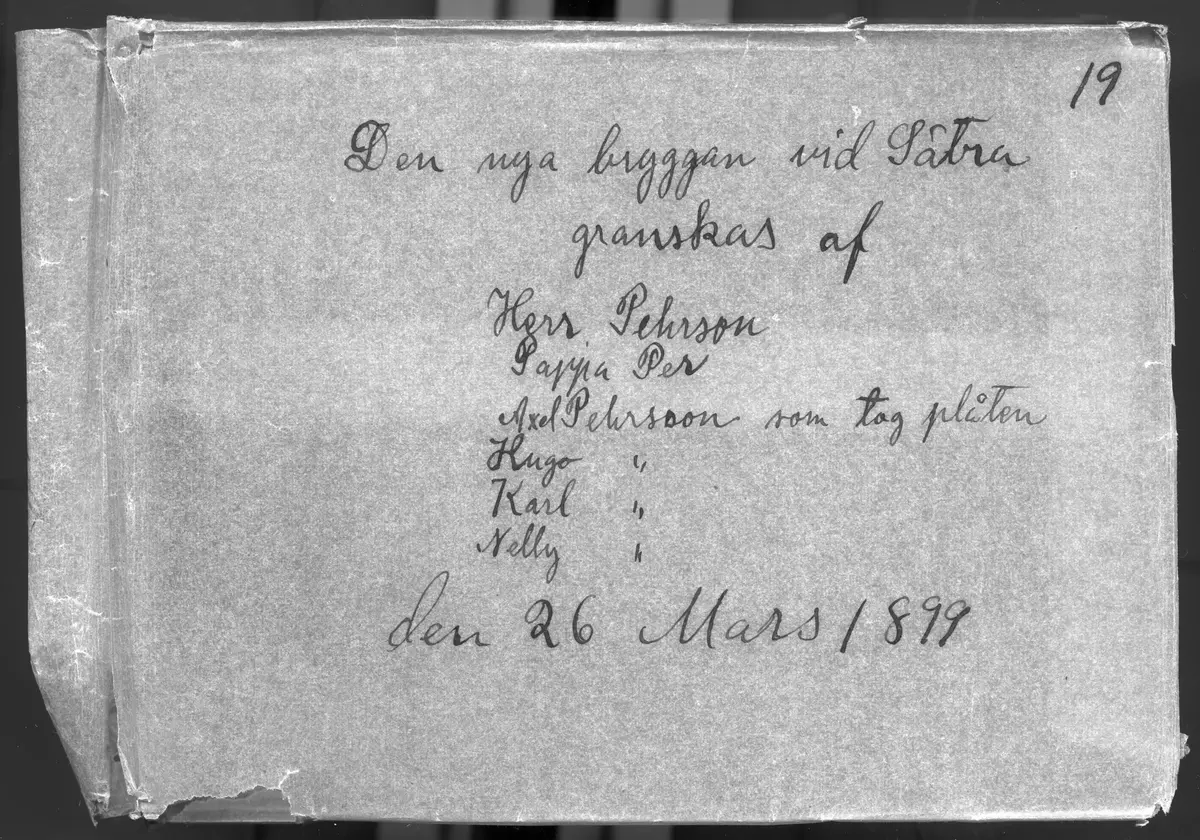 Bilden är troligen tagen vid Sätra äng i Danderyd av Axel Pehrson som bodde eller hade sommarställe i "Sjöstugan". Sjöstugan var en mindre villa som låg vid Sätra äng.
Glasplåten låg i ett kuvert som hade bildtexten:
"Den nya bryggan vid Sätra granskas af 
Herr Pehrson
pappa Per
Axel Pehrson som tog plåten
Hugo Pehrson
Karl Pehrson
Nelly Pehrson 
den 26 mars 1899"