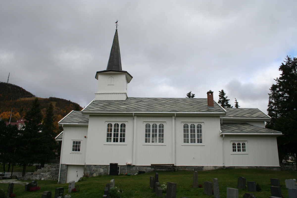 Trekirke oppført i 1890.