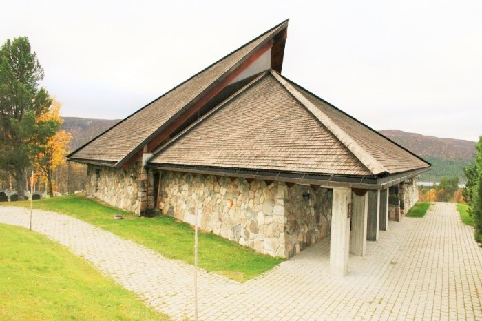 Mur/steinkirke oppført i 1969.