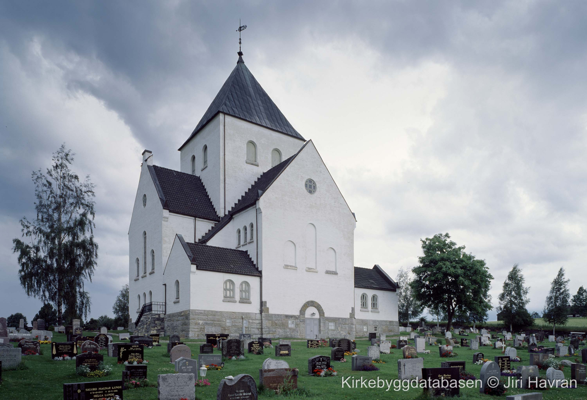 Mur/steinkirke oppført i 1921.