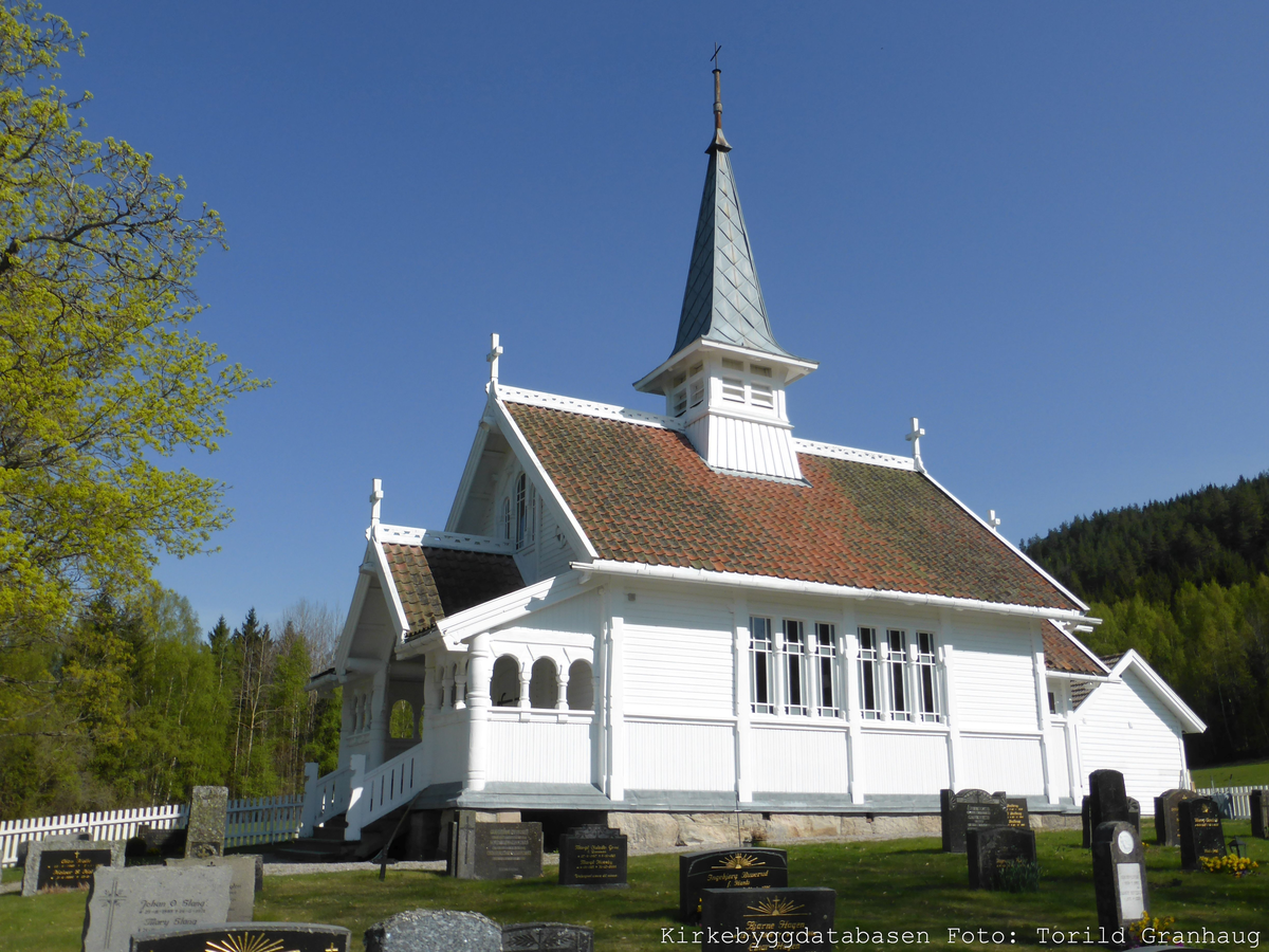 Trekirke oppført i 1895.