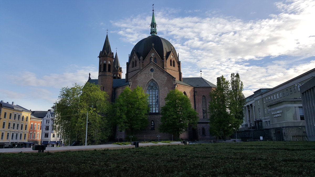 Mur/steinkirke oppført i 1858.
