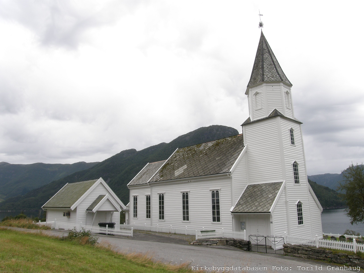 Trekirke oppført i 1881.
