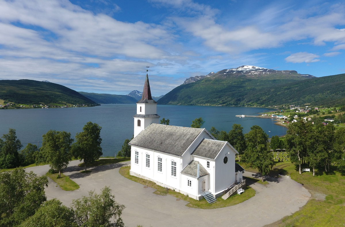 Trekirke oppført i 1891.