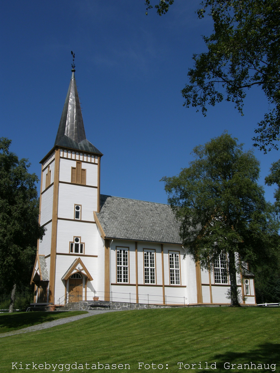 Trekirke oppført i 1905.