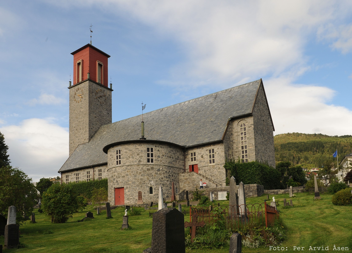 Mur/steinkirke oppført i 1932.