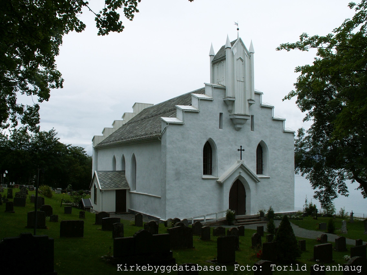 Mur/steinkirke oppført i 1858.