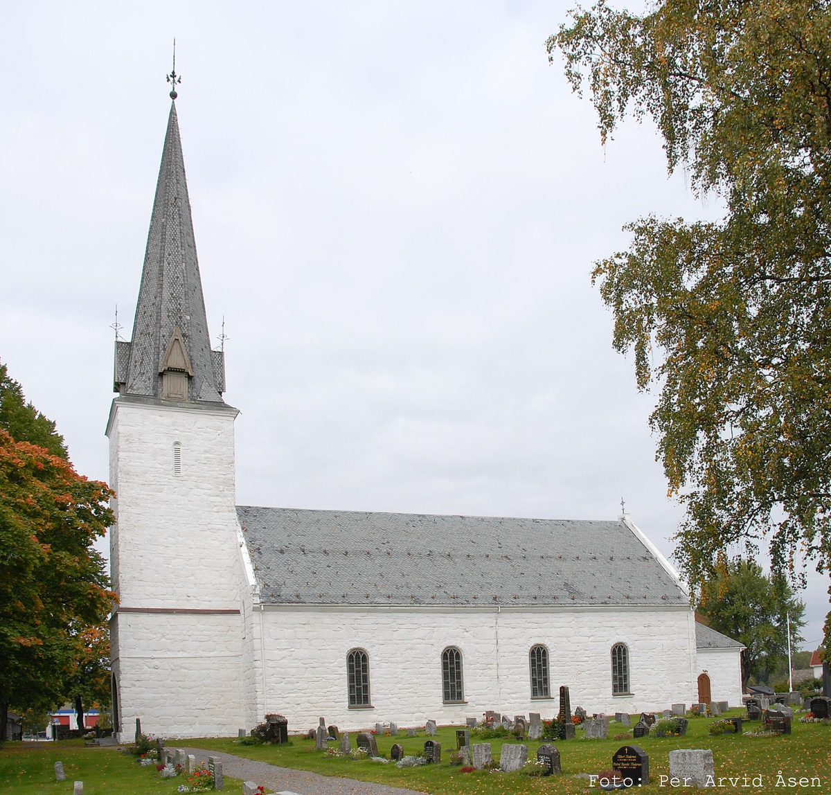 Mur/steinkirke oppført i 1880.