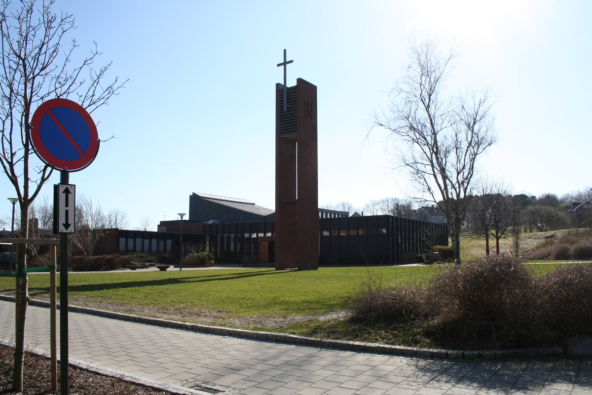 Mur/steinkirke oppført i 1967.