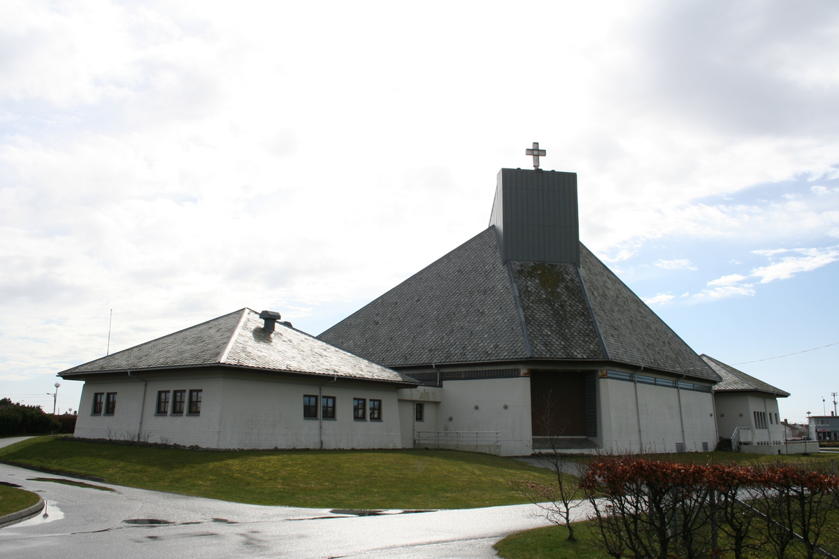 Mur/steinkirke oppført i 1985.