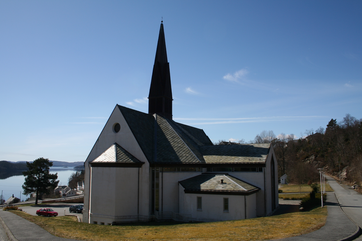 Mur/steinkirke oppført i 1999.