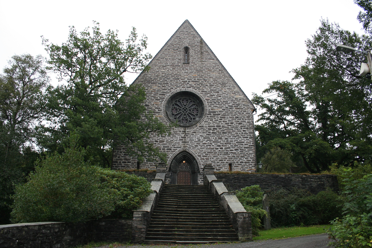 Mur/steinkirke oppført i 1930.