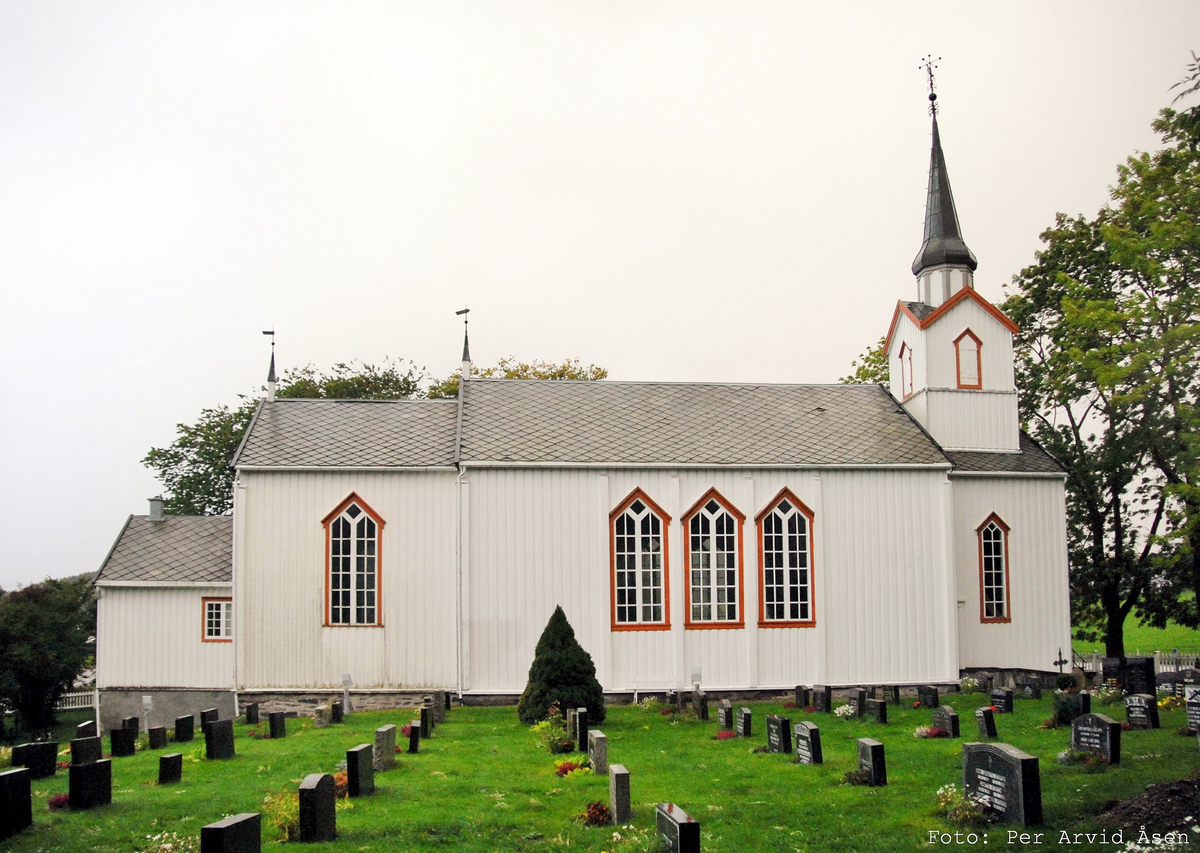 Trekirke oppført i 1863.