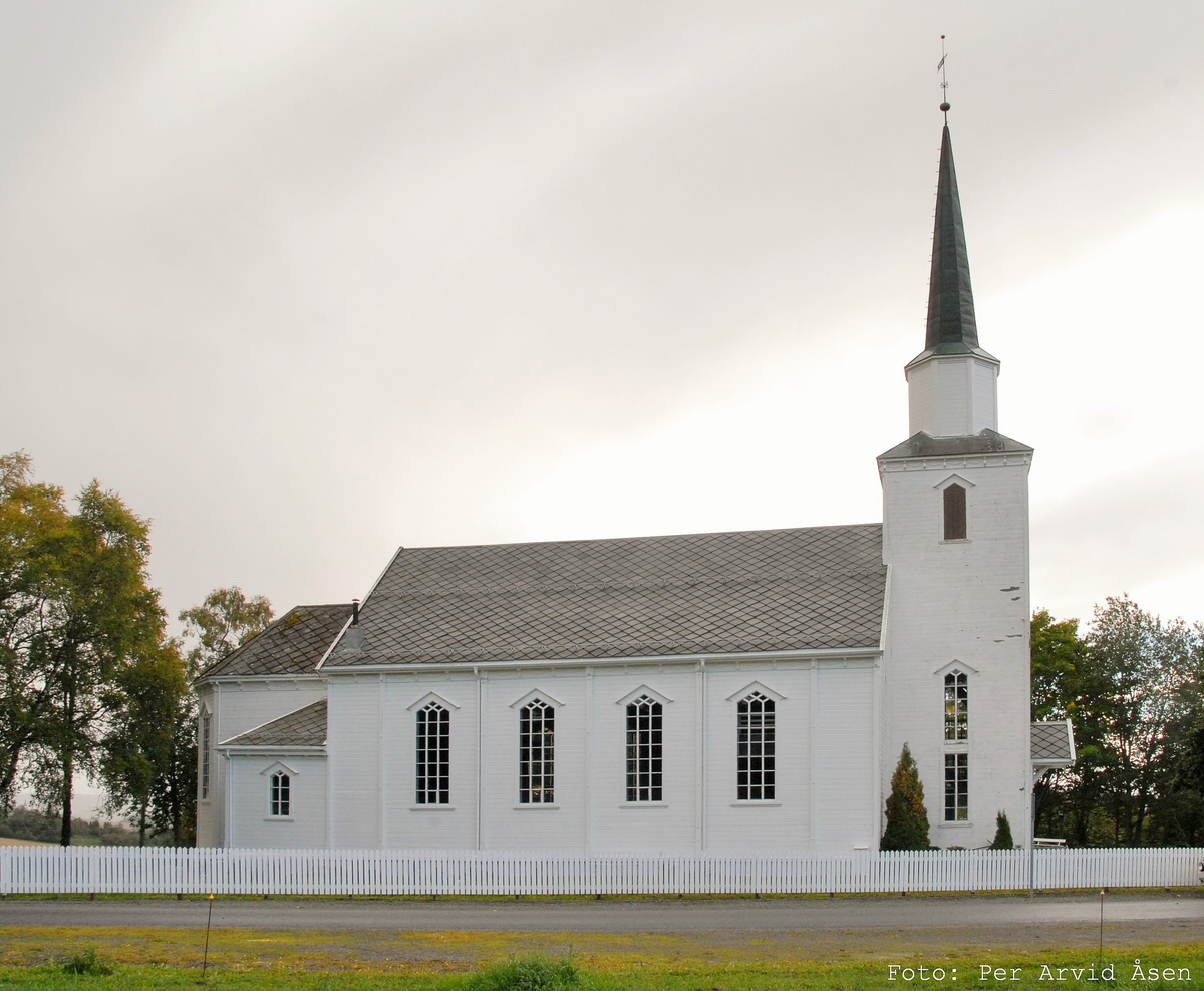 Trekirke oppført i 1887.